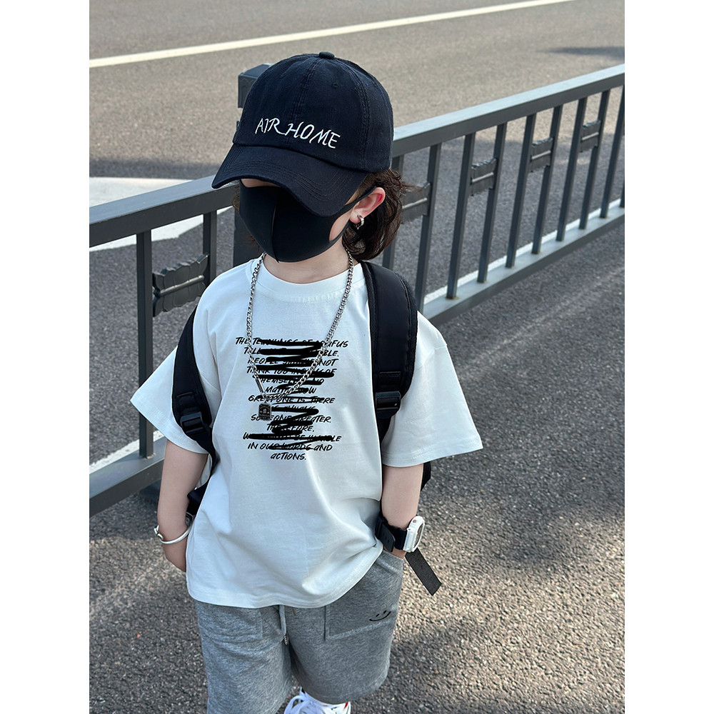 (จัดส่งตลอด 24 ชั่วโมง)Kids T shop เด็กชายเวอร์ชั่นเกาหลีแฟชั่นหล่อทอดถนนอินเทรนด์พิมพ์ตัวอักษรแขนสั้นเสื้อยืดเด็กสวมใส่