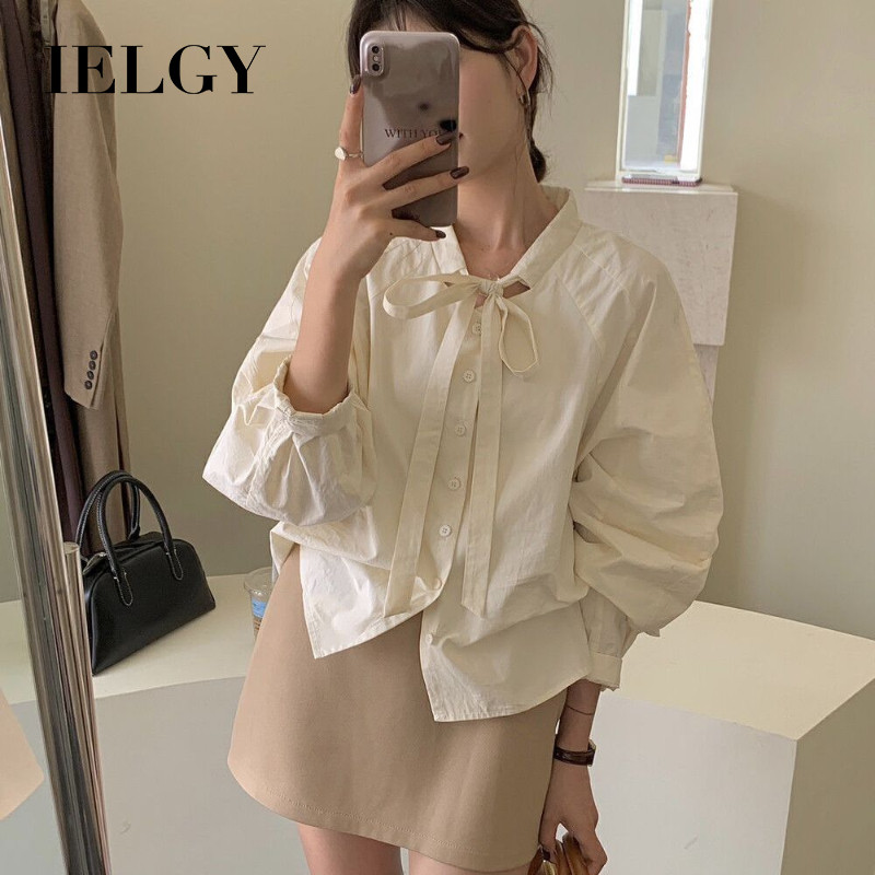 IELGY เสื้อผู้หญิงยืนปกหลวมผูกโบว์อารมณ์สบายๆด้านบน