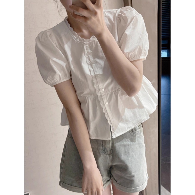 🎀Mona🎀 จัดส่งที่รวดเร็ว🚀 เสื้อเชิ้ตแขนสั้น ขาว ปุ่มกด ขอบลายลูกไม้ สไตล์เรียบง่าย เวอร์ชั่นเกาหลี