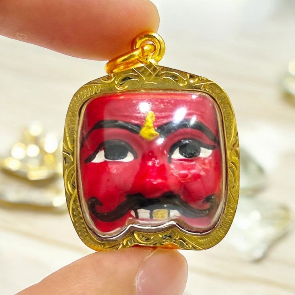 จี้ & Charm  หน้ากากพรานบุญ (วัดยางใหญ่) ด้านหลังฝังมวลสาร เลี่ยมกรอบทองไมครอนกันน้ำ (lekshop)