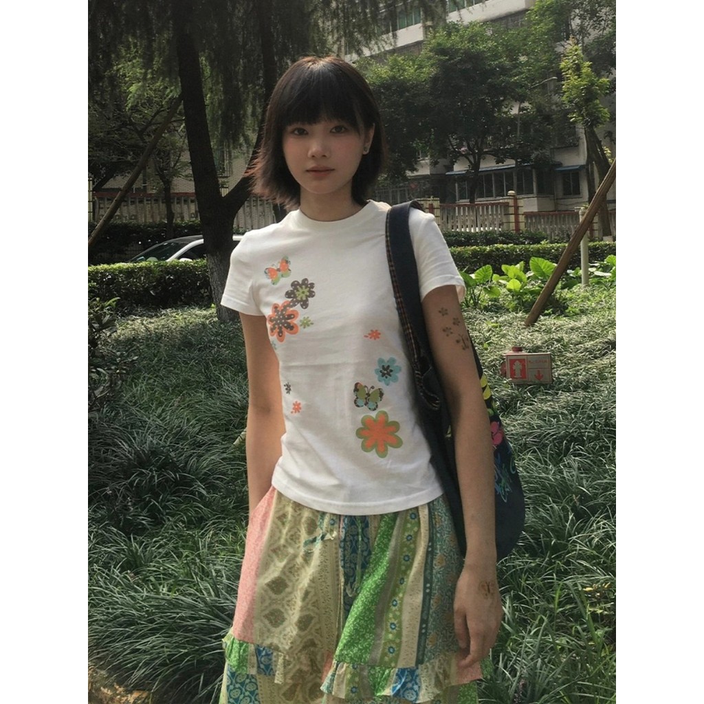 (จัดส่งตลอด 24 ชั่วโมง）OOOK Official เสื้อยืดแขนสั้นลายดอกไม้ หน้าร้อนสไตล์วิทยาลัยลดอายุทรงสลิมฟิตสั้นเสื้อคอกลมสีขาว
