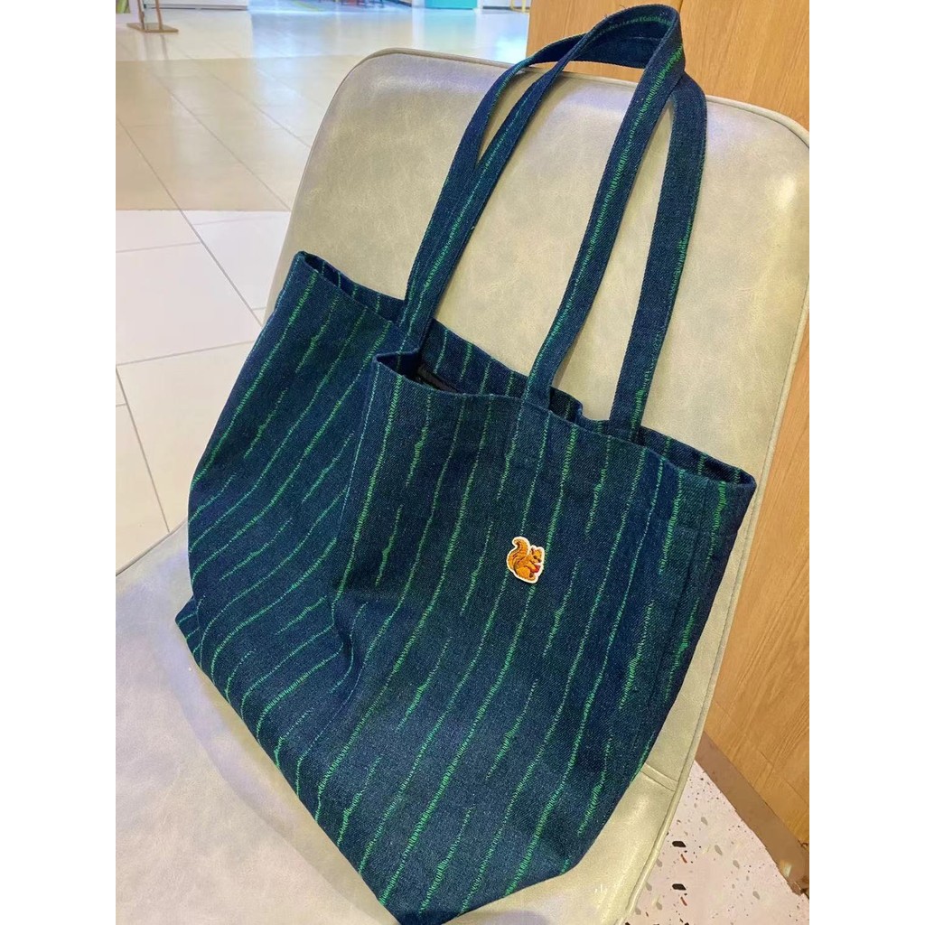 【จัดส่งจากประเทศไทย】🌼พร้อมส่ง🌼 กระเป๋าผู้หญิง2024สไตล์ใหม่อินเทรนด์เวอร์ชั่นเกาหลีนักเรียนผ้าใบสดยีนส์กระเป๋าหญิงกระเป๋าสะพายกระเป๋าช้อปปิ้งความจุขนา