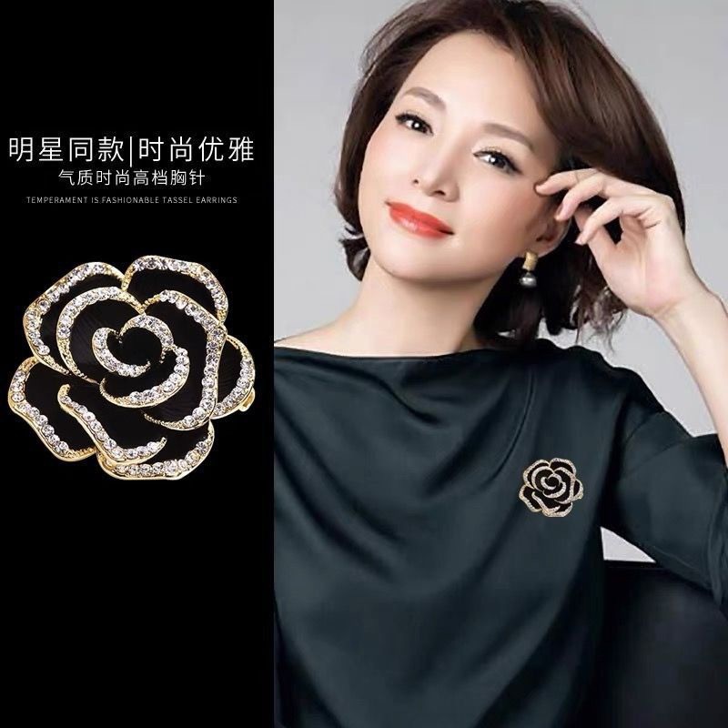 สินค้าใหม่พร้อมสต็อก Camellia เสื้อกันหนาวเข็มกลัด High-End หญิงเข็มกลัด Pin Design Feel Niche ประณี