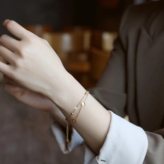 สร้อยข้อมือสองชั้นลายโคลเวอร์สี่ใบสไตล์ฝรั่งเศส จากเหล็กไทเทเนียมคุณภาพสูง แฟชั่นและปราณีตไม่มีรอยเชื่อม