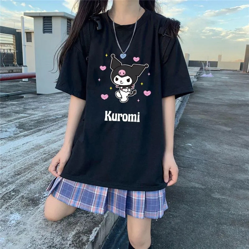 เสื้อยืดลาย Kuromi คุโรมิ น่ารัก สาวๆ สไตล์ Sanrio แฟชั่นวัยรุ่น เสื้อการ์ตูน ผ้าไหมนม – โปรปัง