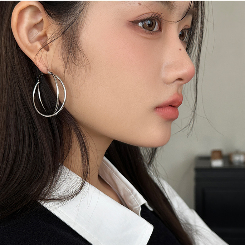 ต่างหูวงกลมขนาดใหญ่.Simple Cross สไตล์หรูสำหรับผู้หญิง ออกแบบมาในสไตล์ยุโรปและอเมริกา