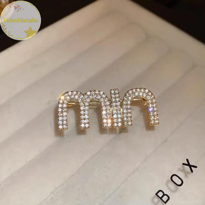 Hdmnatalie แฟชั่น Rhinestone Letter เข็มกลัด Pins สําหรับผู้หญิงเสื้อผ้าเครื่องประดับ Party Accessries ของขวัญ TH