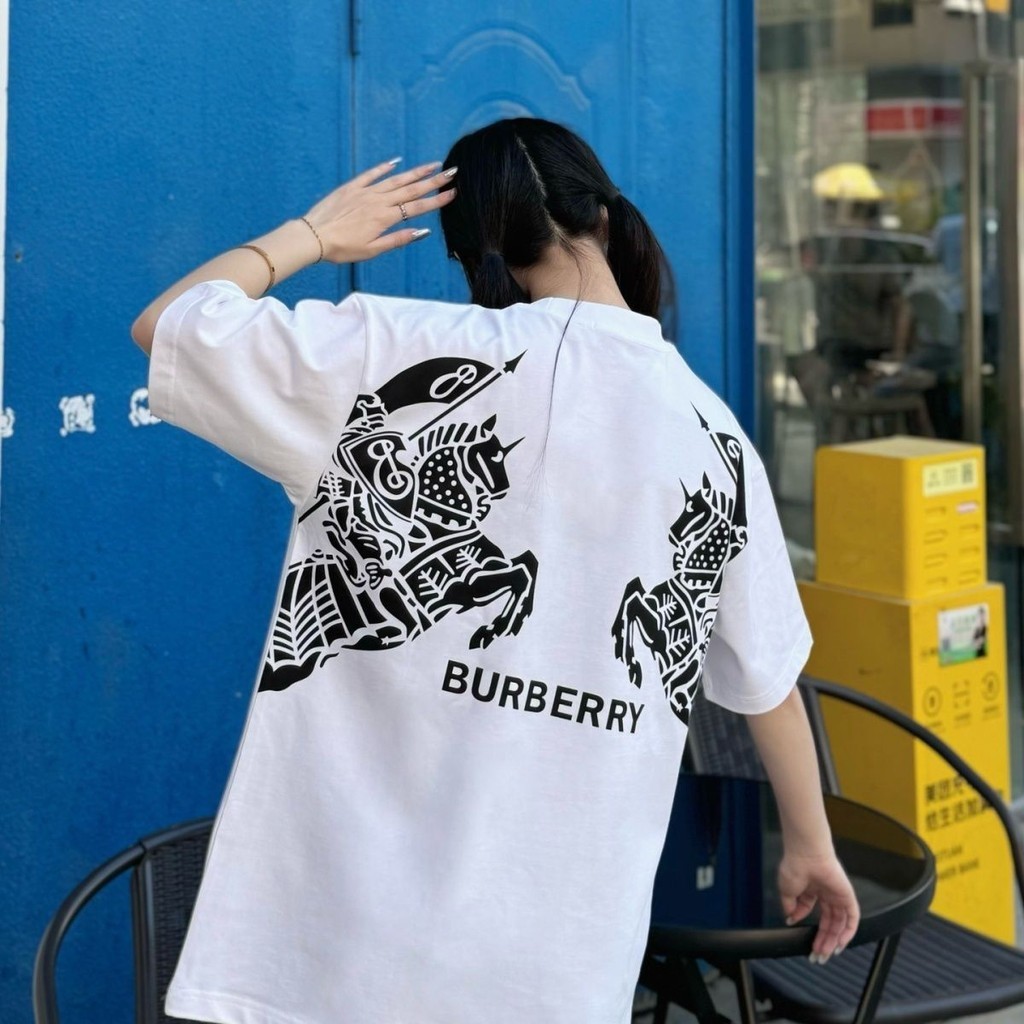 คุณภาพสูงในสต็อก BURB แฟชั่นลําลองใหม่รอบคอผ้าฝ้ายแท้อินเทรนด์แบรนด์กลับม้าศึกพิมพ์เสื้อยืดแขนสั้นขนาดใหญ่ป้ายคอ + ป้ายห้อย XS-3XL