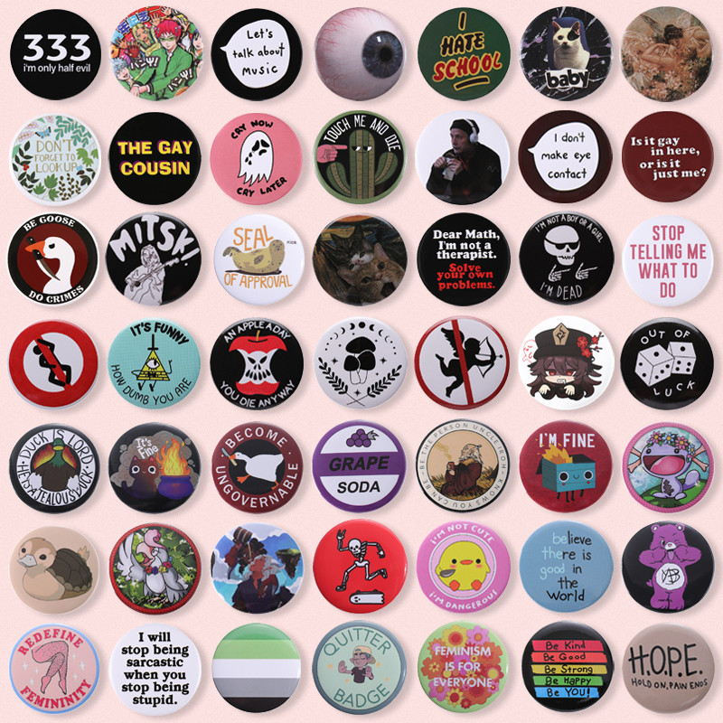 100 รูปแบบขายร้อน 44 มม. จานดีบุก เข็มกลัดการ์ตูนออกแบบกระเป๋าเป้สะพายหลังป้ายอุปกรณ์เสริมเครื่องประดับของขวัญสําหรับเพื่อน