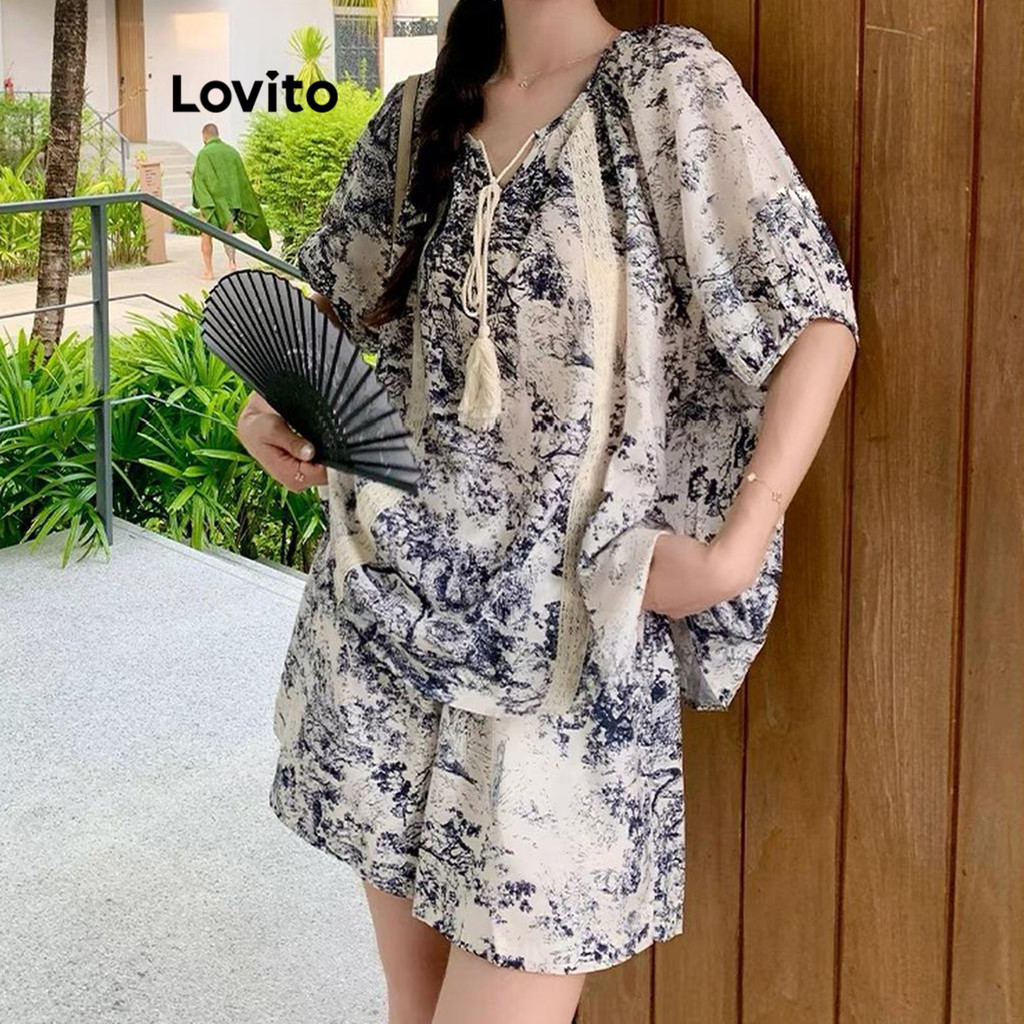 Lovito ชุดเซ็ทกางเกงขาสั้นผู้หญิง มีสายผูกด้านหน้า พิมพ์ลายทิวทัศน์ ดอกไม้ สไตล์ลำลอง LNE64413