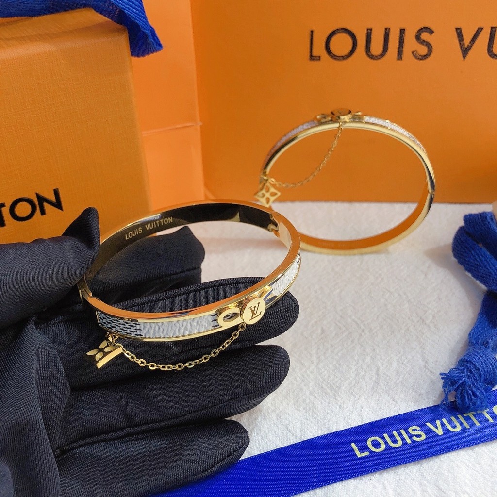 สร้อยข้อมือ Louis Vuitton แบบสบาย ๆ กําไลข้อมือที่ละเอียดอ่อน Hollow LV โลโก้ตัวอักษรไทเทเนียมเหล็กกันน้ําสร้อยข้อมือโซ่ไม่เป็นสนิม