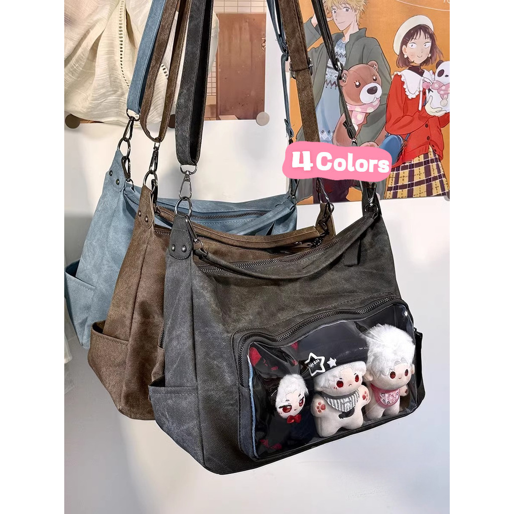 Casual Ita กระเป๋าตุ๊กตาระบายอากาศโปร่งใสไหล่ PU หนัง Crossbody สําหรับผู้หญิง พร้อม Anime Badges