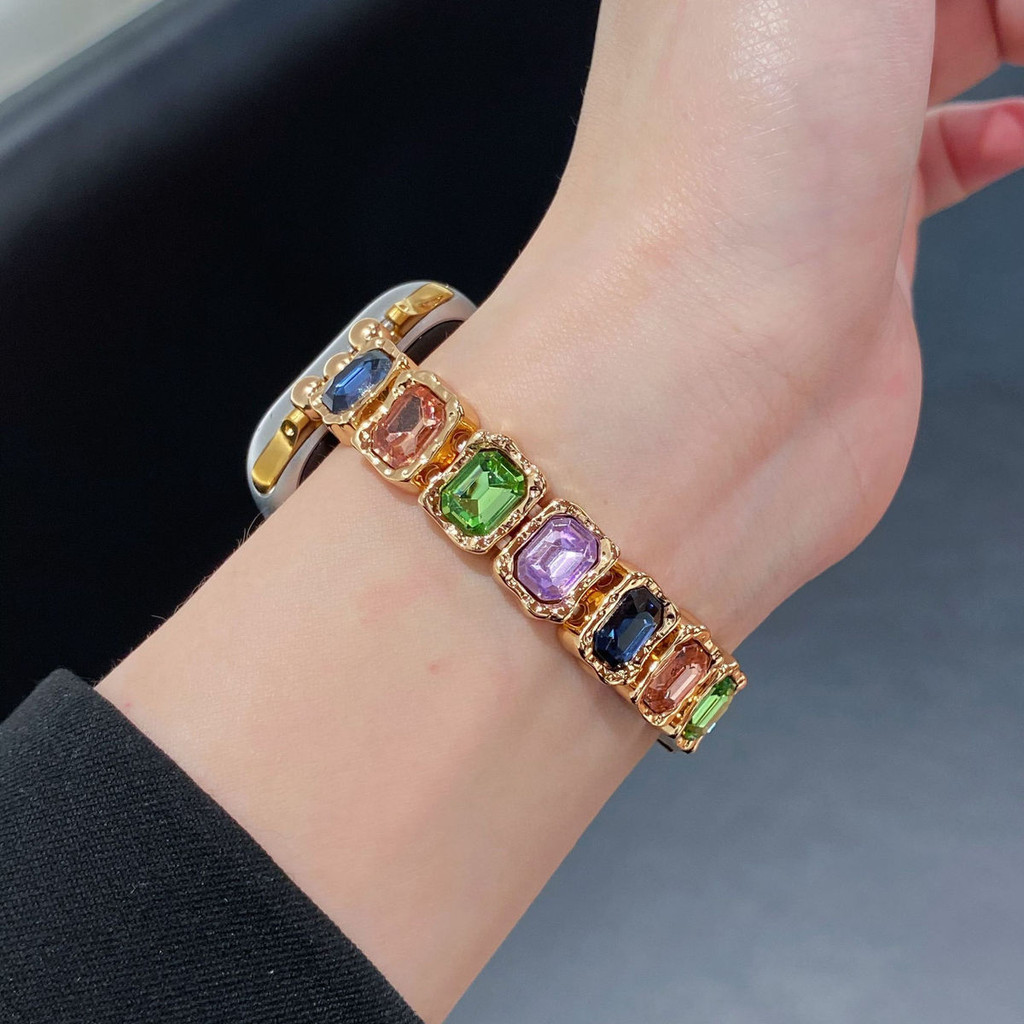 สายรัดข้อมือโลหะแบบยืดหยุ่นพร้อมเพชรสีใหม่สำหรับ Apple Watch Series 10 9 7 8 Ultra SE 6 5 4 3 2 สำหรับขนาด 42/46 มม. 41 มม. 45 มม. 49 มม. 40 มม. 44 มม. สร้อยข้อมือแฟชั่นผู้หญิง