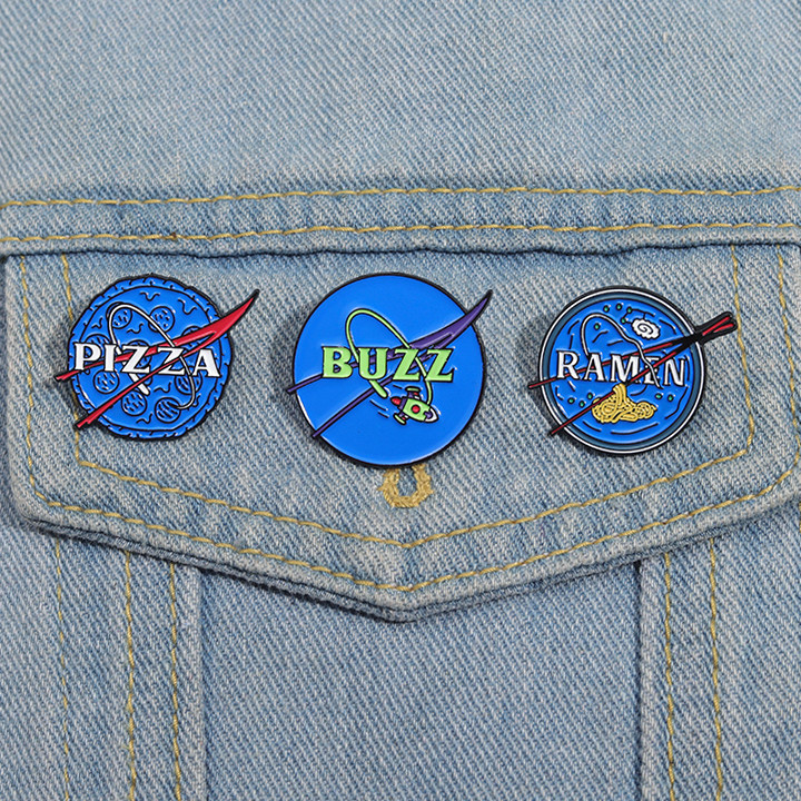 Creative NASA โลโก้เข็มกลัดเคลือบสนุก Homophonic ข้อความป้ายโลหะแฟชั่นเสื้อผ้าอุปกรณ์เสริมเครื่องประดับของขวัญ