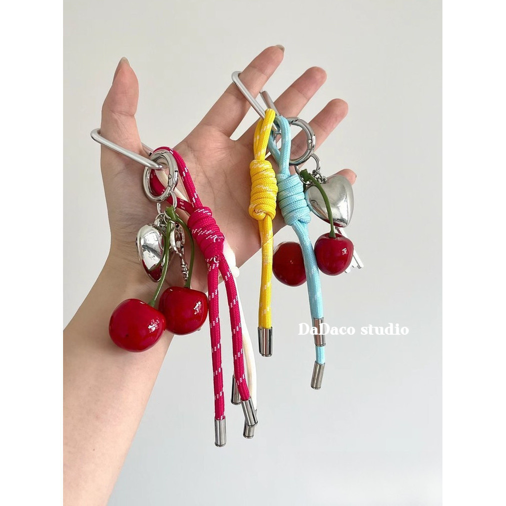 【ส่งจากไทย🚚】✨ซองใส่บัตร พวงกุญแจรถ🍒Cherry Keychain พวงกุญแจเชอรี่แดง diy เชอร์รี่จำลอง จี้กระเป๋า หัวใจ วัสดุโลหะ ชาร์ม โบฮีเมียน bag charm สายคล้อง เชือกถัก ของตกแต่งกระเป๋า เหมาะสำหรับแขวนบนกระเป๋า miumiu/stand oil post bag/กระเป๋าโทส
