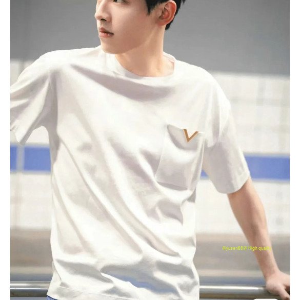 *** Hot Sale ***♥ วาเลนติน *♥ 2024 สินค้าใหม่ผ้าฝ้ายทั้งหมดวัสดุโลโก้โลหะ V Embellishment รุ่นหลวมรอบคอกระเป๋าเสื้อยืด