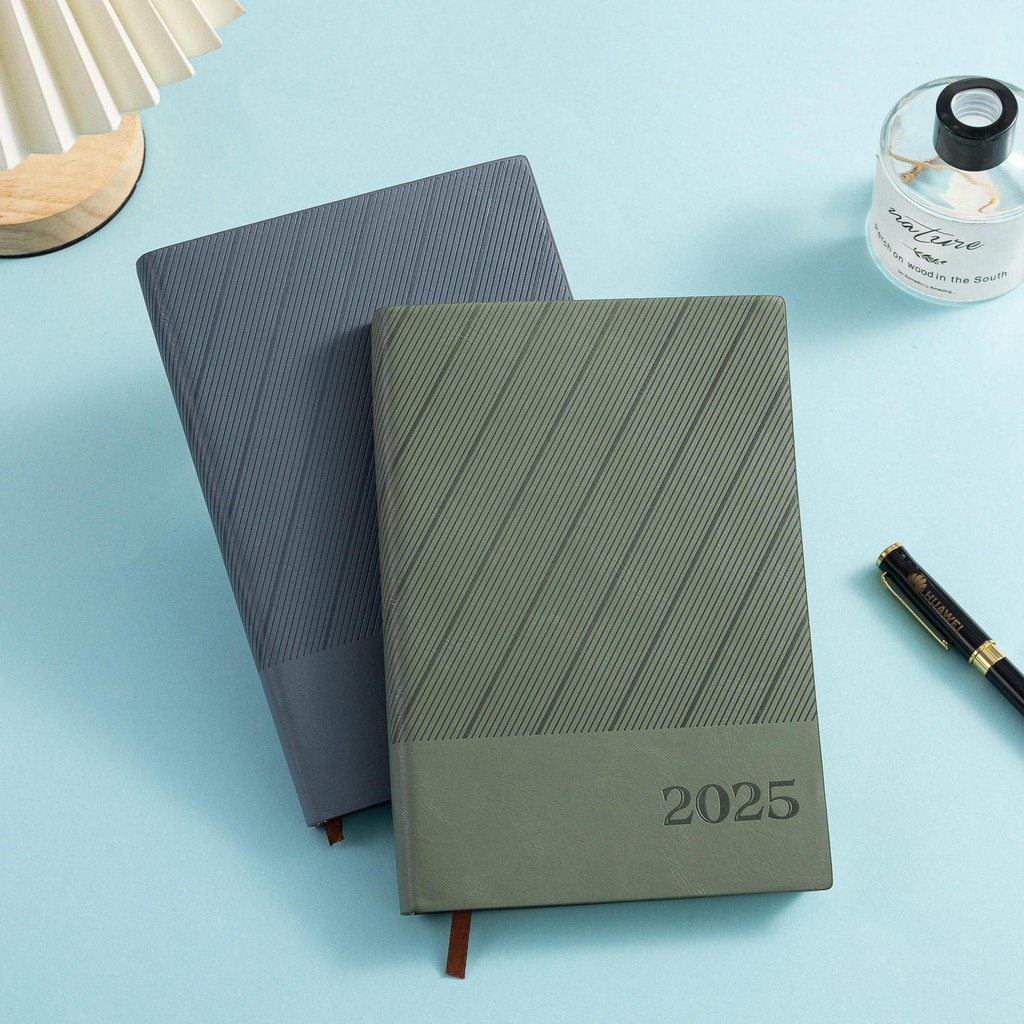 2025 Daily Planner PU Cover Agenda Schedule Notebooks เหมาะสําหรับโรงเรียน Office Journaling A5 ธุรกิจ 365 วันวางแผนปฏิทิน