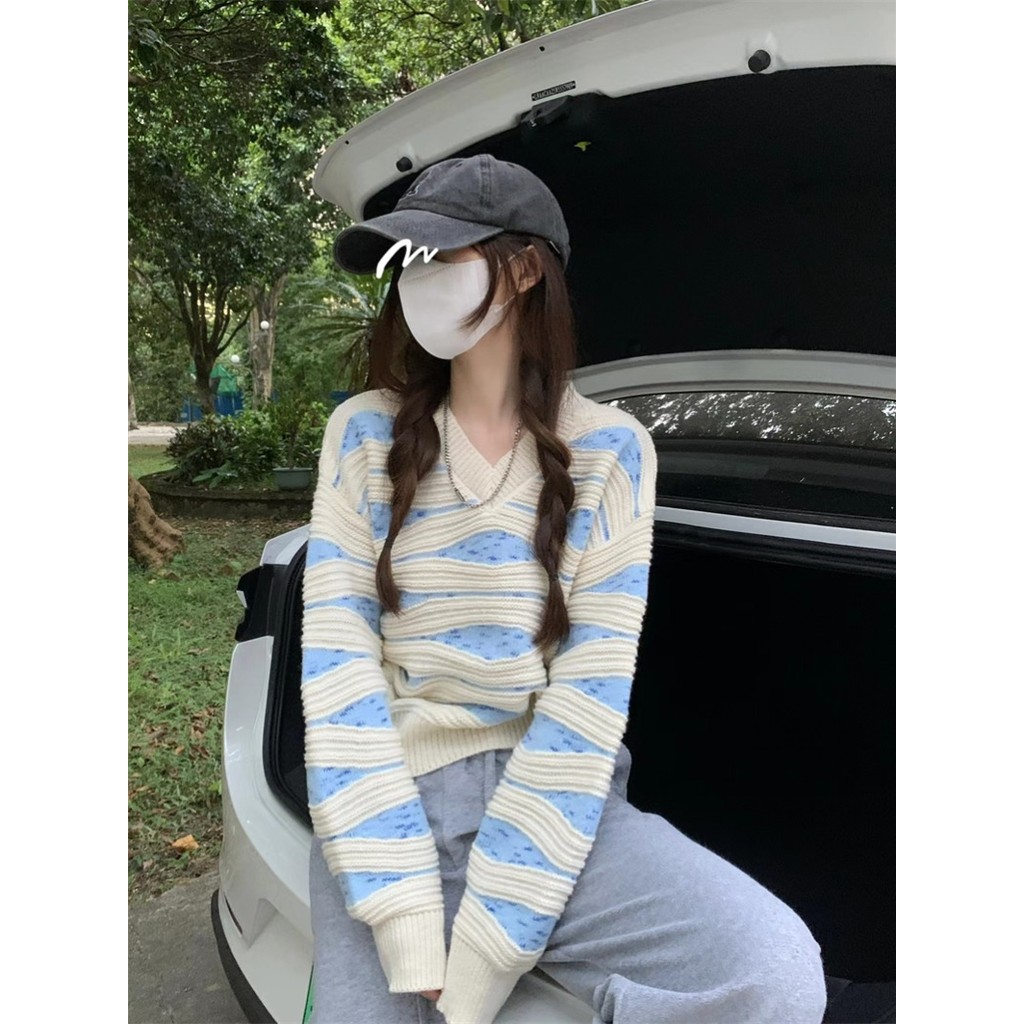 เสื้อสเวตเตอร์ลายทางสามมิติสดใสสำหรับผู้หญิงฤดูใบไม้ร่วงและฤดูหนาวใหม่สไตล์วิทยาลัยสไตล์ญี่ปุ่นเสื้อแขนยาวเหนียวนุ่มลายตารางเข็มโอ้กำมะหยี่ krfu