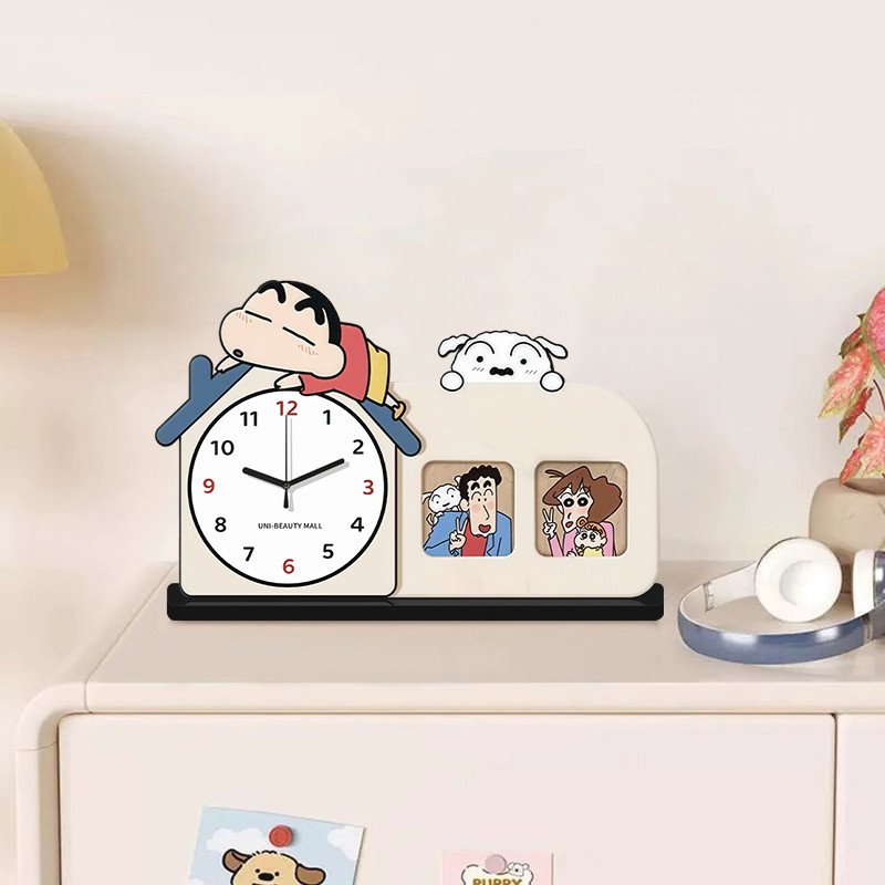 สไตล์ครีม Crayon Shin-Chan นาฬิกาตั้งโต๊ะลูกตุ้มนาฬิกาตั้งโต๊ะตั้งโต๊ะนาฬิกา 2025 สไตล์ใหม่ High-End Sense เงียบตารางลูกตุ้มขนาดเล็ก