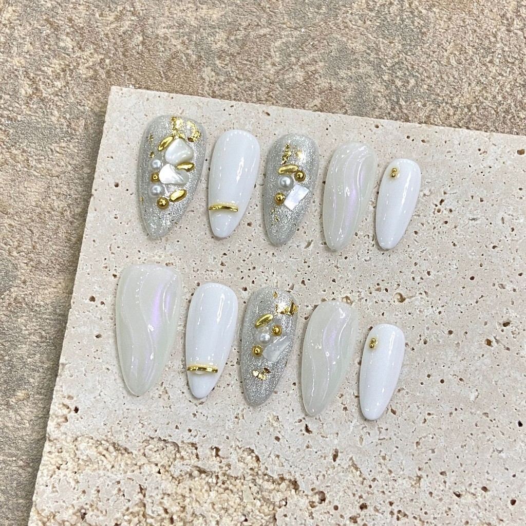 HANDMADEArtificial Nail Almond Shape White Moonlight Simple Cat Eye Phototherapy Nails เล็บปลอมนํากล