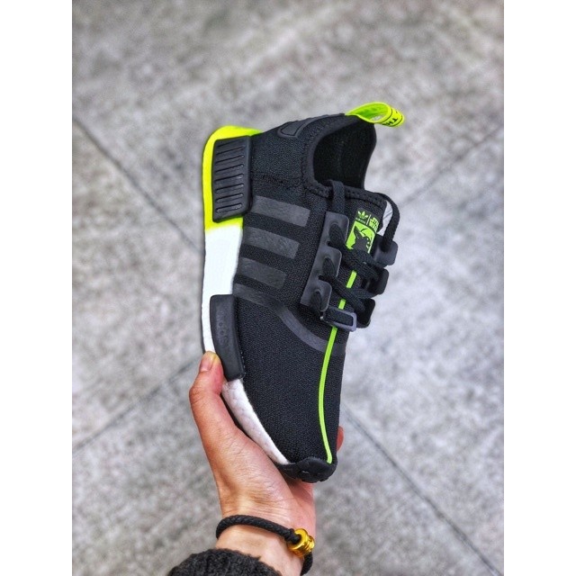 รองเท้าผ้าใบ NMD R1 Yoda x Star Wars ส่วนลดโปรโมชั่น