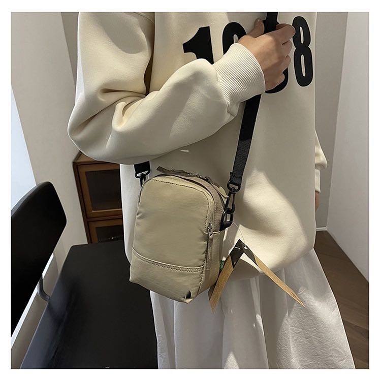 พร้อมส่ง กระเป๋าสะพายข้างใบเล็ก ทรงสวย ง่ายต่อการจับคู่ คุณภาพดี 3สีให้เลือก Mini Crossbody Bag - รูปที่ 4