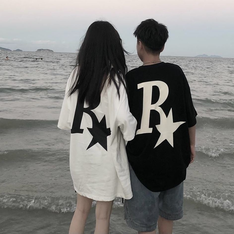 เสื้อยืดแขนสั้นคู่รักรุ่นใหม่ฤดูร้อน100% 2023เสื้อทรงหลวมแมทช์ลุคง่ายสำหรับนักเรียนชายและหญิง INS แฟชั่น