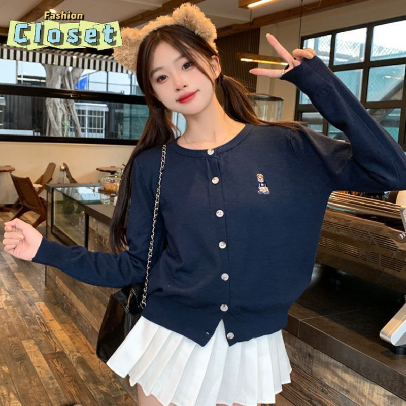 Cilset พร้อมในสต็อก ผู้หญิงเเสื้อคลุมไหมพรมแขนยาว คอกลม ปักลายหมี ใส่สบาย /Y-2812