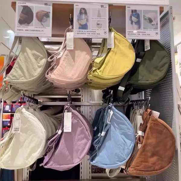 กระเป๋าสะพายข้าง กระเป๋าสะพายข้างใบใหญ่ Uniqlo กระเป๋าเกี๊ยวของแท้อเนกประสงค์กันน้ําน้ําหนักเบากระเป๋าสะพายข้างใหม่ผู้ชายผู้หญิงลําลองบรอดแบนด์กระเป๋าสะพายไหล่