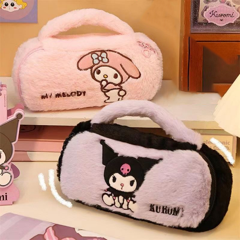 Kuromi Hello Kitty Plush กระเป๋าดินสอ Sanrio Cinnamoroll Melody แต่งหน้ากระเป๋านักเรียนกล่องดินสอ Back to School อุปกรณ์เครื่องเขียน
