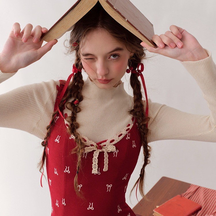 LaceMade Meimei Newspaper French girl playful bow red dress festive เดรสแดงลายโบว์