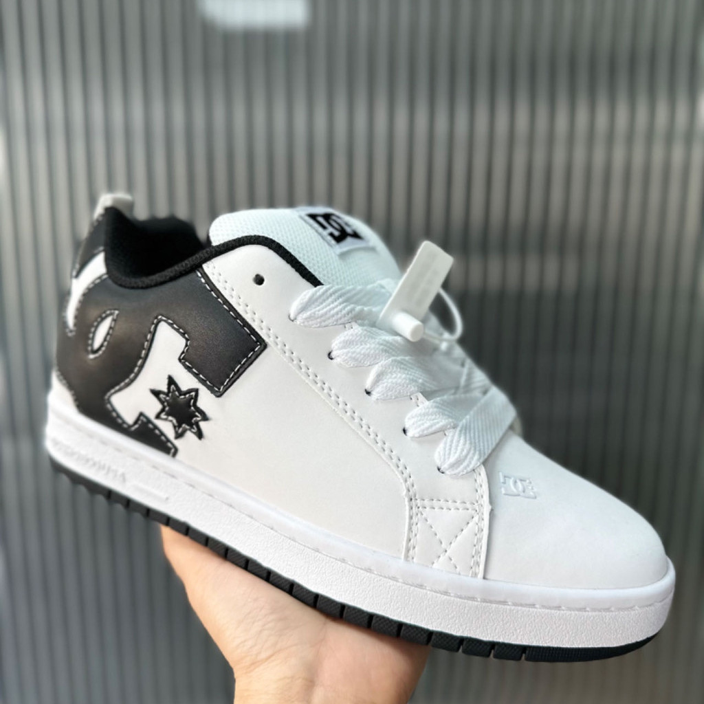 DC Shoes Court Graffik รองเท้าผ้าใบสำหรับผู้ชายและผู้หญิง ออกแบบใหม่ ป้องกันลื่น ทนทาน