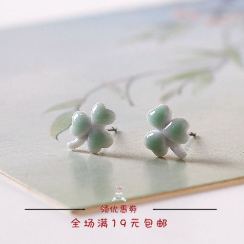ดีไซน์หวาน ต่างหูโคลเวอร์สี่ใบเซรามิกสีเขียวเรียบง่ายต่างหูเฉพาะเครื่องประดับขนาดเล็กนักเรียนสาว