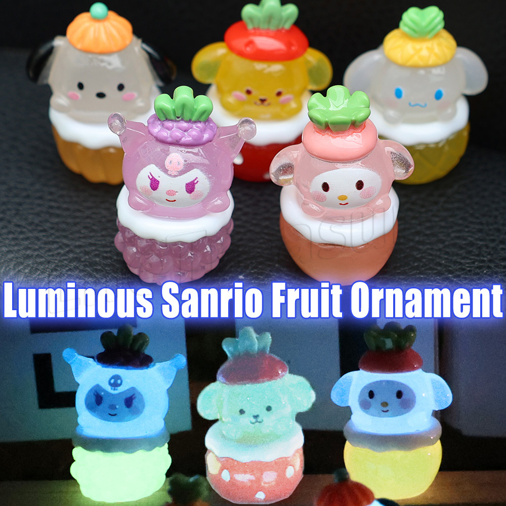 SANRIO [โดดเด่น] ตกแต่งผลไม้ซานริโอ้เรืองแสง - งานฝีมือเรซินขนาดเล็ก DIY - เครื่องประดับตั้งโต๊ะแผงหน้าปัดรถยนต์ - รูปปั้นเรืองแสงหลากสี - อุปกรณ์ภูมิทัศน์ไมโคร