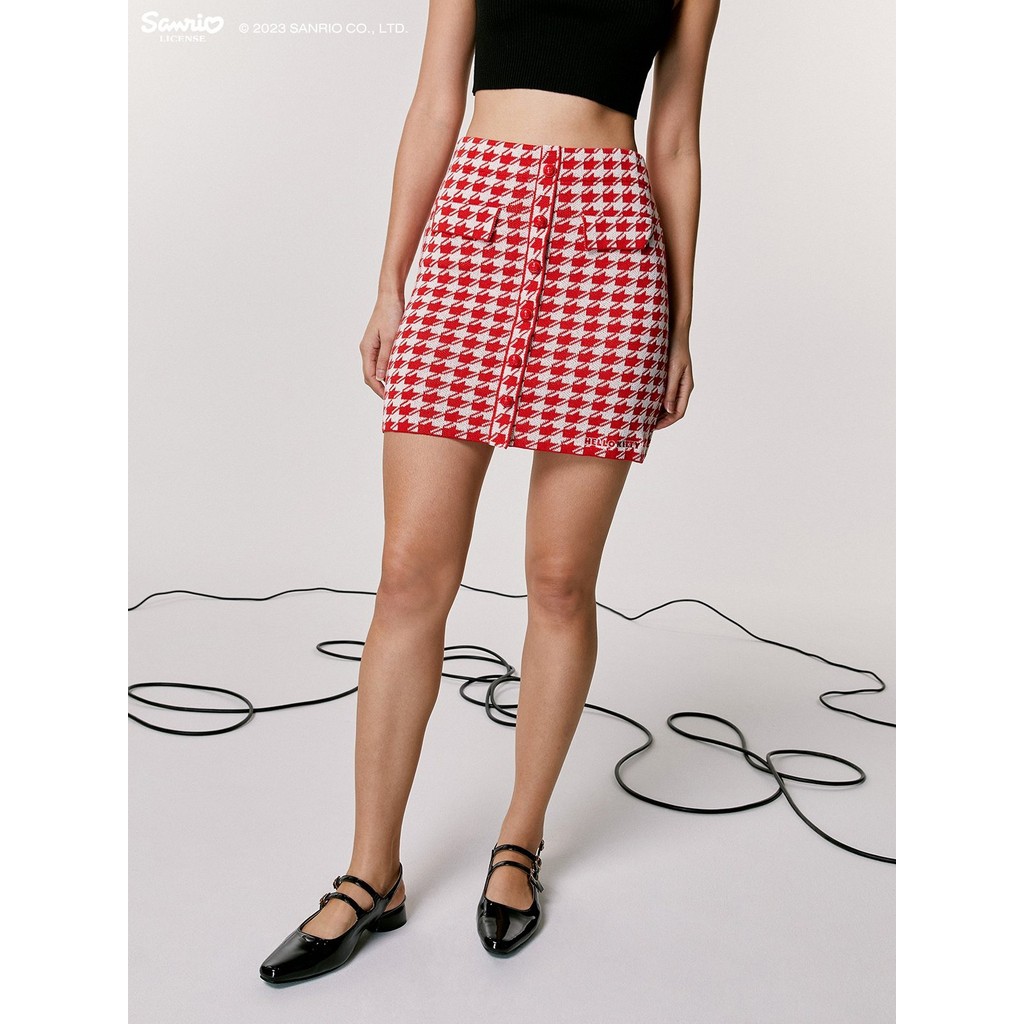 Pomelo x Hello Kitty กระโปรงมินิดีเทลกระดุม เป็นมิตรต่อสิ่งแวดล้อม / Pomelo x Hello Kitty Sustainabl