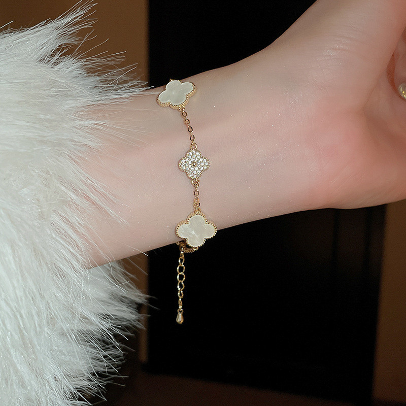 CODส่งเร็ว⚡สร้อยข้อมือ 18K หญ้านําโชค รูปใบหญ้าสี่แฉก หรูหรา โนเบิล เครื่องประดับสำหรับผู้หญิง.cobrandier.COD