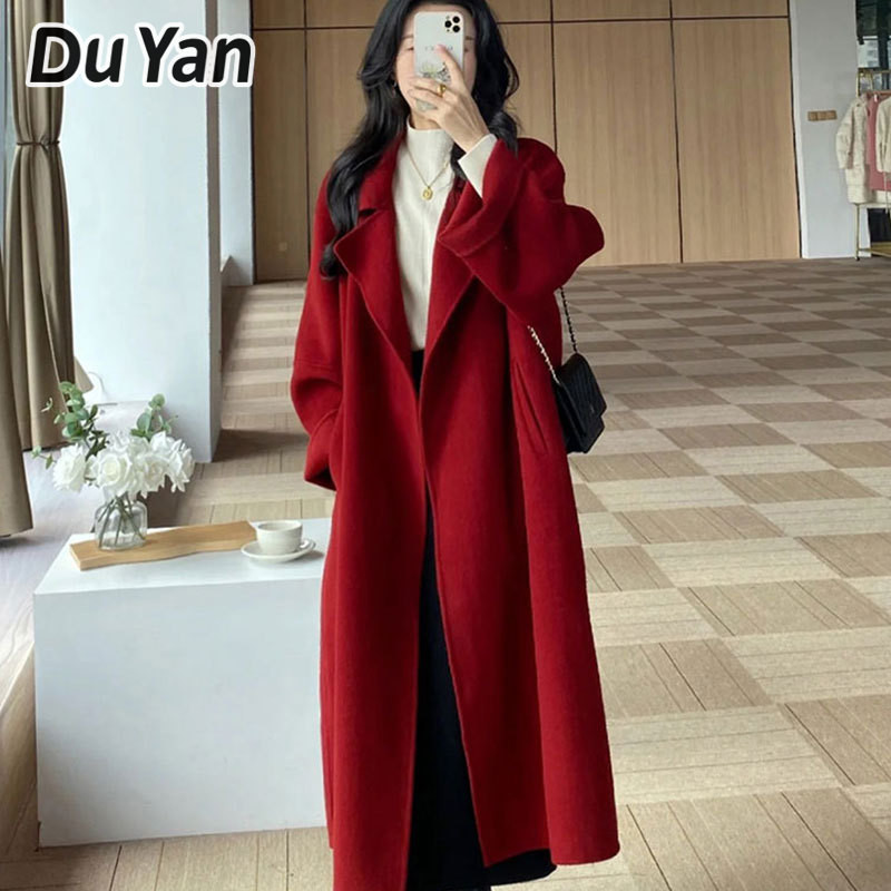 Du Yan เสื้อโค้ทผู้หญิงผ้าขนสัตว์สีแดงความยาวกลางเสื้อโค้ทขนสัตว์เกรดสูงหลวม