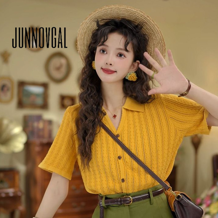 JUNNOVGAL เสื้อยืดแฟชั่น Retro V คอลำลองสำหรับผู้หญิงปี 2025 คอถักยีนส์สไตล์ Y2K