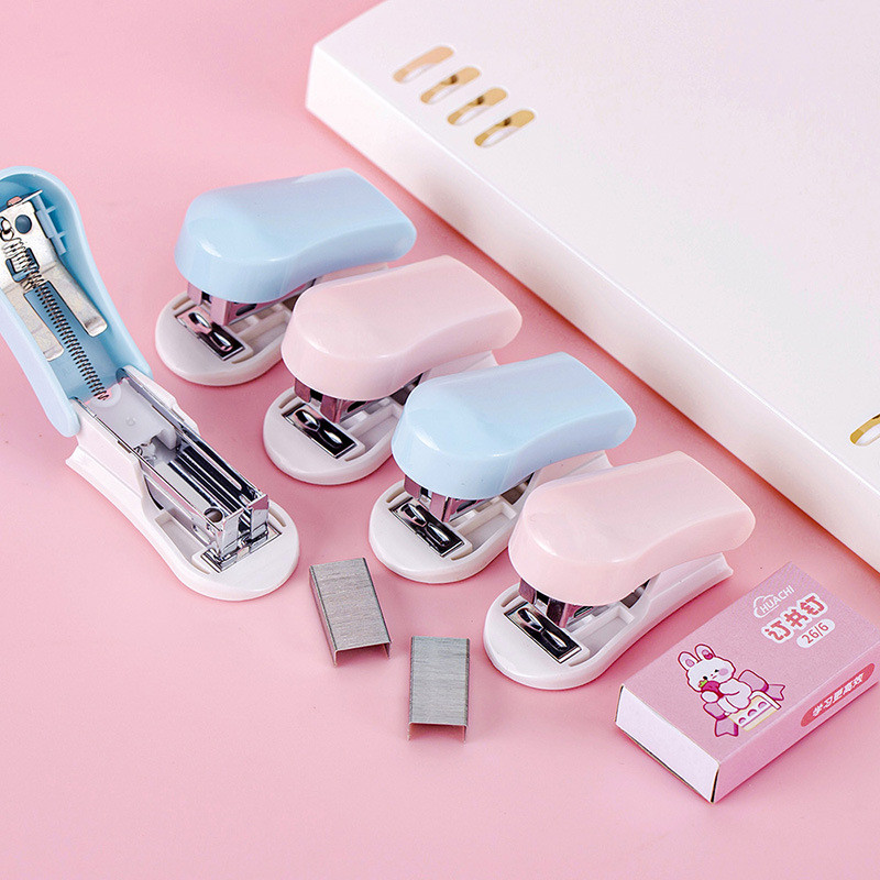 เครื่องเย็บกระดาษแบบพกพารุ่น Small Stapler เหมาะสำหรับนักเรียนที่เข้าเล่มไฟล์#XK109