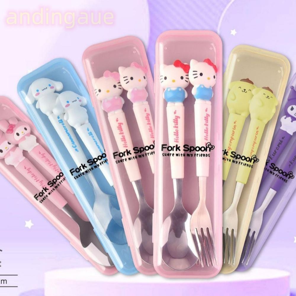 SANRIO อันติน ช้อนส้อมชุดสองชิ้น,ชุดบนโต๊ะอาหารแบบพกพานักเรียนสแตนเลสคุโรมิ,จับพลาสติก ซินนามอนโรล มายเมโลดี้ ซานริโอ น่ารักกินบนโต๊ะอาหารอุปกรณ์ครัวบ้