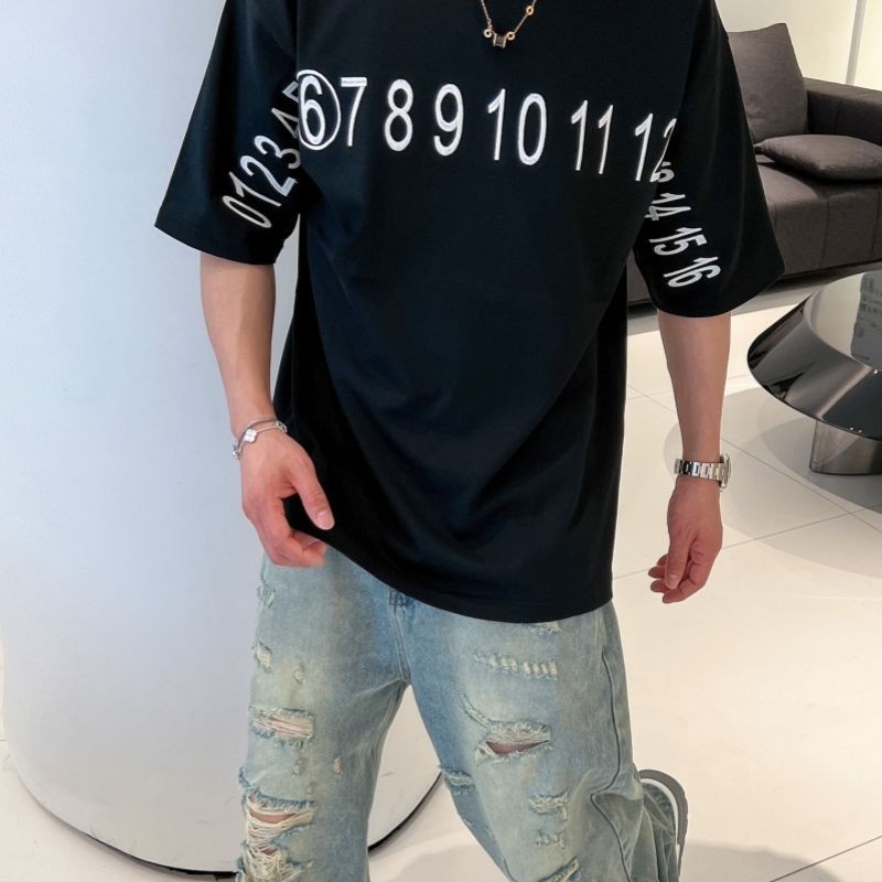 จุด ไม่จํากัดเพศ มม6 ฤดูร้อนสบายๆแบรนด์อินเทรนด์อเนกประสงค์ผ้าฝ้ายแท้หน้าอกโลโก้ดิจิตอลพิมพ์ขนาดใหญ่รอบคอแขนสั้นเสื้อยืด