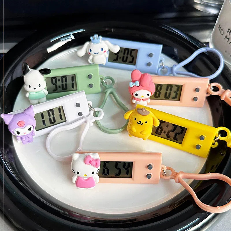 SANRIO ซานริโอ นาฬิกาอิเล็กทรอนิกส์ จี้กุญแจ มินิแบบพกพาดิจิตอลอิเล็กทรอนิกส์สอบนาฬิกานักเรียนสก์ท็อปแขวนนาฬิกาเครื่องเขียน