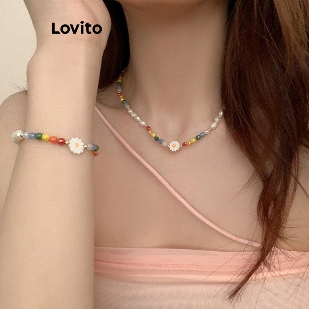 Lovito สร้อยข้อมือผู้หญิง ประดับไข่มุก หลายสี แต่งจี้ดอกไม้ สไตล์ลำลอง LFA32094