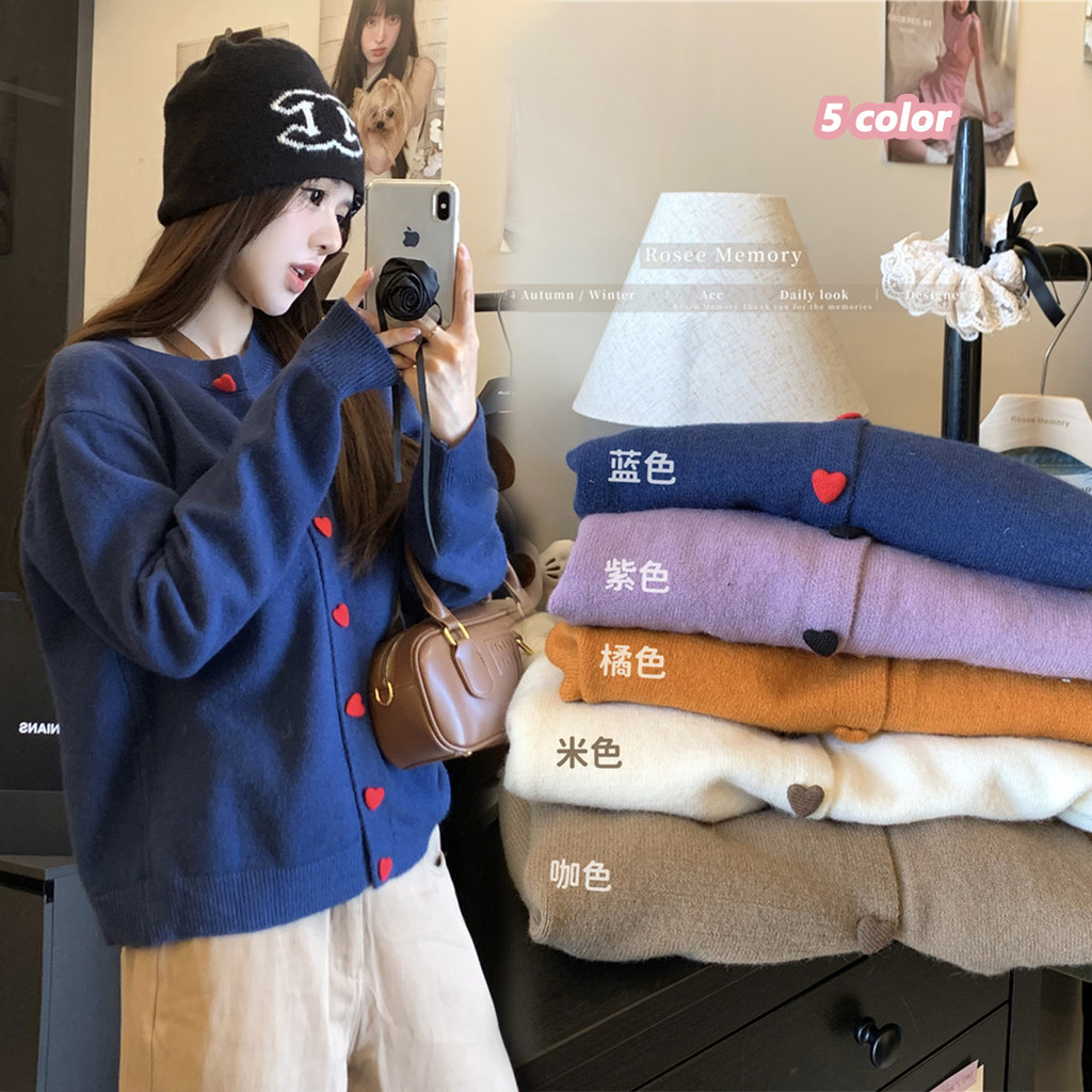Anna เสื้อคาร์ดิแกนถักแขนยาวคอกลมผ้านุ่มสบาย ปุ่มรูปหัวใจ น่ารัก และทันสมัย เสื้อผ้าสไตล์เกาหลี นางสาว #T071