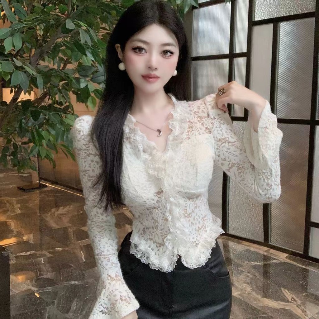 เสื้อลูกไม้คอวีสำหรับผู้หญิงเสื้อยืดแขนยาวแขนพองใส่แล้วดูผอมเพรียวแฟชั่นแมทช์ลุคง่าย