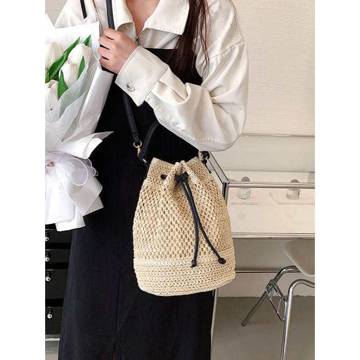 กระเป๋าสาน Bucket bag ทรงจีบ สายหนัง มีสายยาว P125