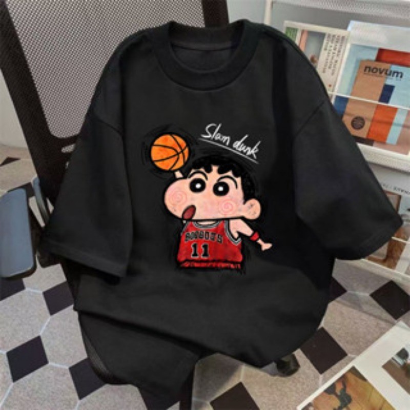 M-8XL New อินเทรนด์บาสเกตบอล Crayon Shin Chan พิมพ์เสื้อยืดแขนสั้นสําหรับผู้ชายและผู้หญิงเสื้อยืดคู่รักขนาดใหญ่อเนกประสงค์และหลวม