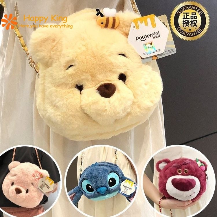 ❤️การจัดส่งที่รวดเร็ว❤️Disney Series Stitch Plush Messenger Bag Fun Cute Strawberry Bear หมีพูห์กระเป๋าสะพายการ์ตูนกระเป๋าเด็กผู้หญิงกระเป๋านักเรียนของขวัญวันเกิด