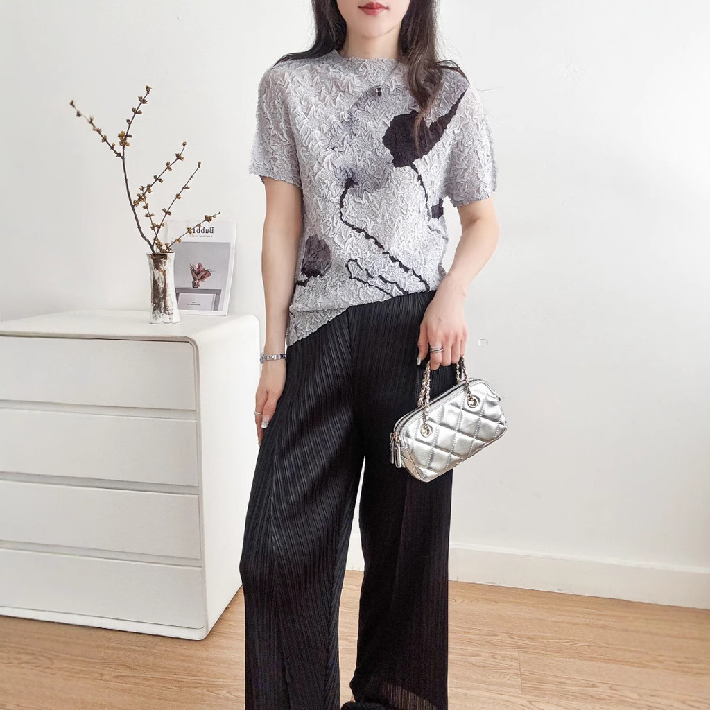 มิยาเกะ จีบนูนแขนสั้น 2025 ฤดูร้อน บาง-พอดี ผอมลง ดูรอบคอพิมพ์เสื้อยืดด้านบนผู้หญิง