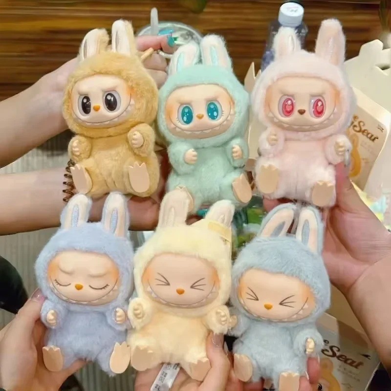 อะนิเมะรูป Labubu มีที่นั่ง Series จี้ไวนิลตุ๊กตาของเล่นน่ารัก Monster Replica พวงกุญแจของเล่นของขวัญวันเกิด